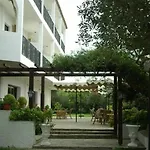 Hotel Bruskos &