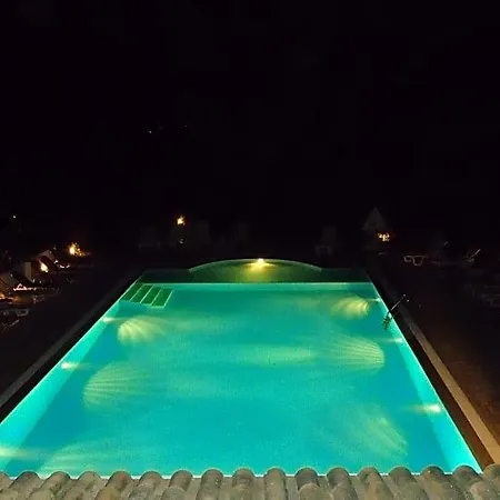 Hotel Bruskos & 3*